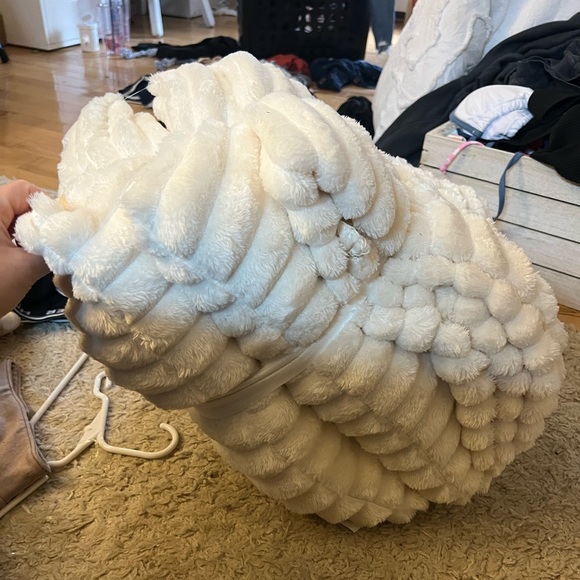 two pillows with white throw brand new - Picture 3 of 3